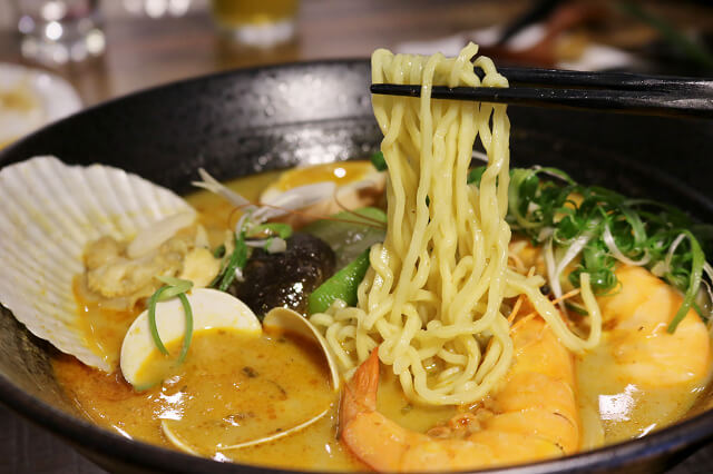 【台北美食】牛燉麵屋-『忠孝復興站』東區牛肉麵．海鮮叻沙麵推薦