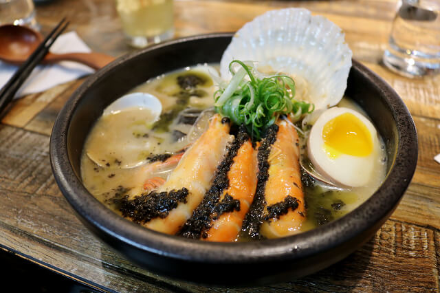 【台北美食】牛燉麵屋-『忠孝復興站』東區牛肉麵．海鮮叻沙麵推薦