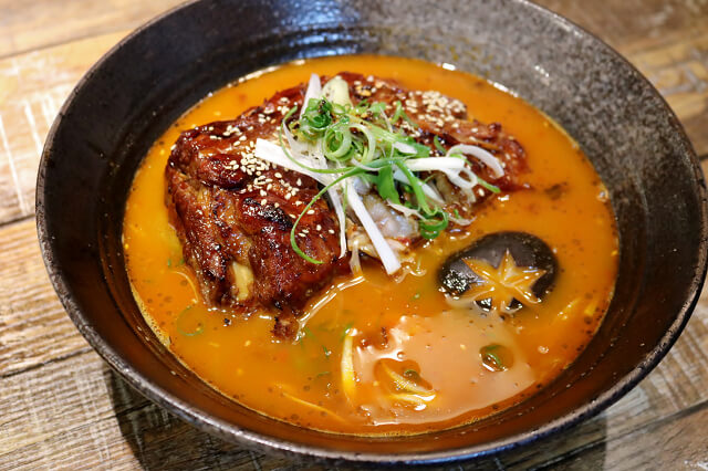 【台北美食】牛燉麵屋-『忠孝復興站』東區牛肉麵．海鮮叻沙麵推薦