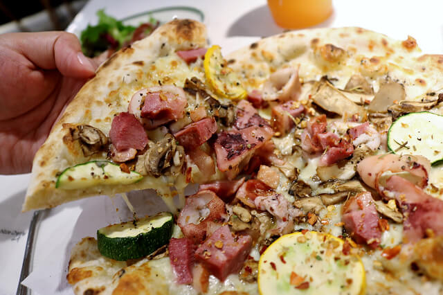 【台北美食】Pizza CreAfe’ 客意窯烤比薩．咖啡(內科西湖店)-『西湖站』內湖好吃披薩．內科餐廳推薦