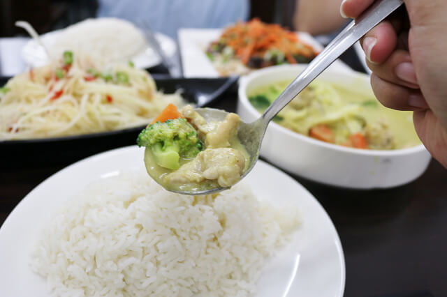 【中壢美食】鴻鑫雲泰美食-極厚月亮蝦餅．平價泰式料裡推薦