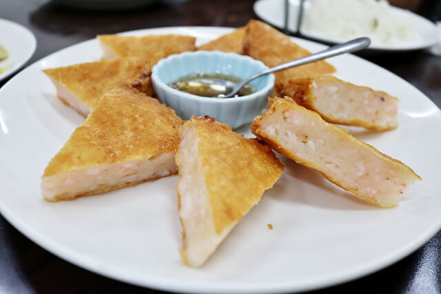 【中壢美食】鴻鑫雲泰美食-極厚月亮蝦餅．平價泰式料裡推薦