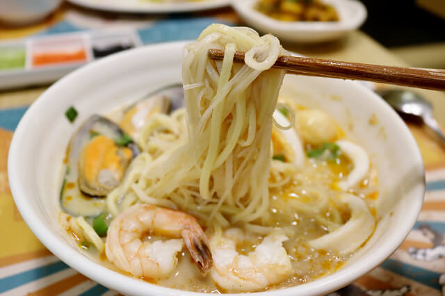 【台北美食】瑞記海南雞飯(民權東店)-內湖人有福了！新加坡美食進駐 獨特金黃油亮海南雞