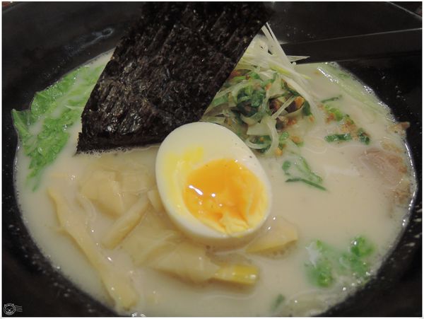 ※ 丸太拉麵 ※【星羽是吃貨-台中】湯濃不鹹膩很好喝，叉燒軟香噴噴偏台式好吃拉麵~-丸太拉麵