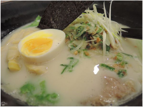 ※ 丸太拉麵 ※【星羽是吃貨-台中】湯濃不鹹膩很好喝，叉燒軟香噴噴偏台式好吃拉麵~-丸太拉麵