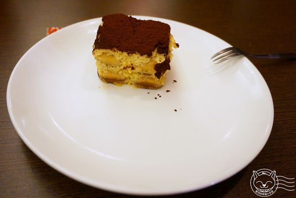 ※ Prem譜戀異國料理餐廳 ※ 【星羽愛美食-台中】團購網美食再一發，旱溪夜市附近竟有城市仙境!!-Prem