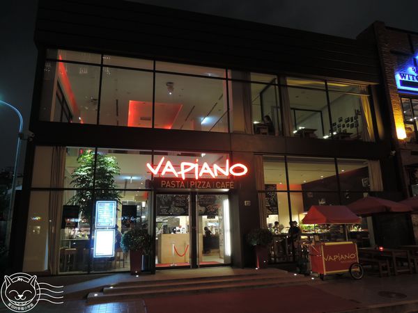 ※ Vapiano ※【星羽愛美食-台中】環境排場還不錯，自助點菜端菜有點累，寬版麵感情太好通通黏做夥~。-Vapiano