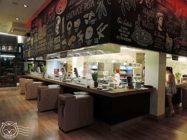 ※ Vapiano ※【星羽愛美食-台中】環境排場還不錯，自助點菜端菜有點累，寬版麵感情太好通通黏做夥~。-Vapiano