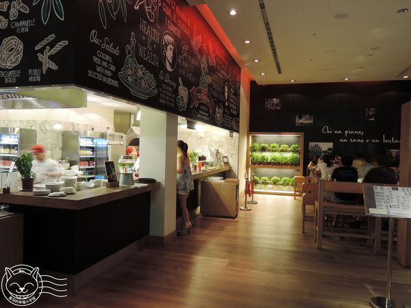 ※ Vapiano ※【星羽愛美食-台中】環境排場還不錯，自助點菜端菜有點累，寬版麵感情太好通通黏做夥~。-Vapiano