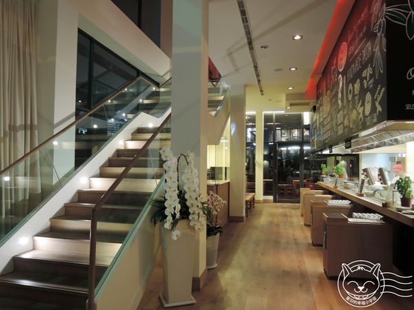 ※ Vapiano ※【星羽愛美食-台中】環境排場還不錯，自助點菜端菜有點累，寬版麵感情太好通通黏做夥~。-Vapiano