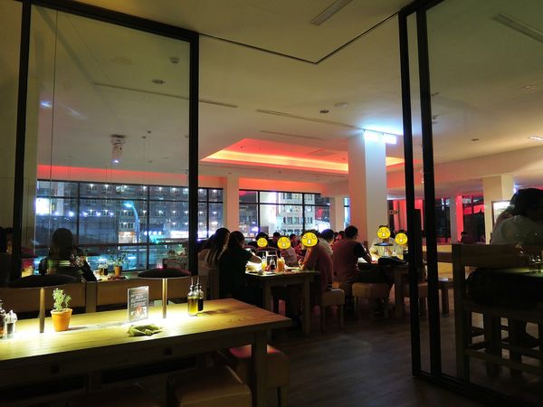 ※ Vapiano ※【星羽愛美食-台中】環境排場還不錯，自助點菜端菜有點累，寬版麵感情太好通通黏做夥~。-Vapiano