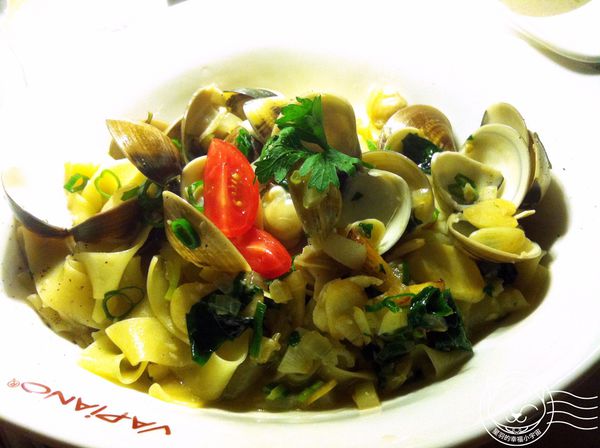 ※ Vapiano ※【星羽愛美食-台中】環境排場還不錯，自助點菜端菜有點累，寬版麵感情太好通通黏做夥~。-Vapiano