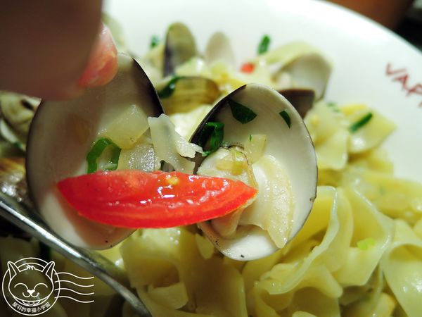 ※ Vapiano ※【星羽愛美食-台中】環境排場還不錯，自助點菜端菜有點累，寬版麵感情太好通通黏做夥~。-Vapiano