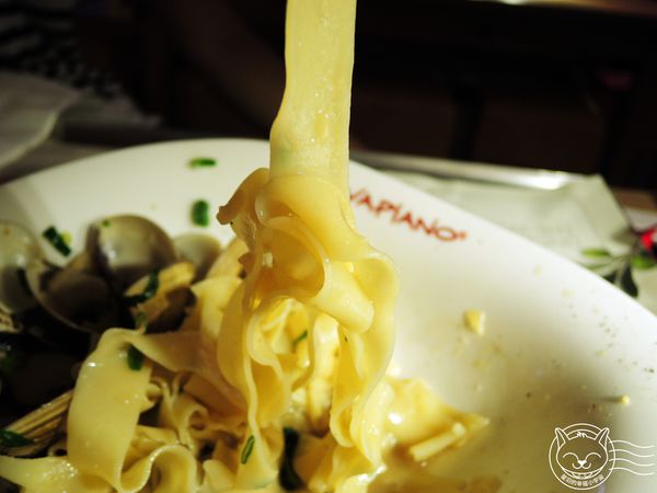 ※ Vapiano ※【星羽愛美食-台中】環境排場還不錯，自助點菜端菜有點累，寬版麵感情太好通通黏做夥~。-Vapiano