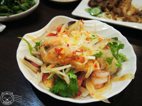 ※ 二分之一泰式小館 ※ 【星羽愛美食-台中】便宜好吃泰式料理，商業午間四人套餐CP值直衝天際-二分之一泰式小館