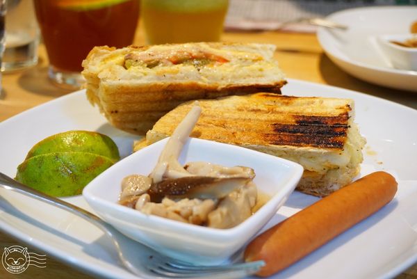 ※ 目覺咖啡 mezamashikohi trio (三店) ※【星羽愛美食-台中】台中人氣早午餐廳，環境兩樣情餐點不合胃口-目覺咖啡
