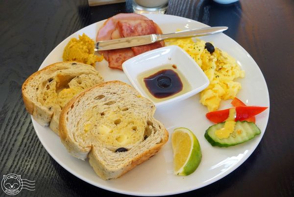 ※ 隔壁 Next Door Cafe ※【星羽愛美食-台中西區】吸睛玻璃屋綠化建築，餐點精緻CP值頗高-Next Door Cafe