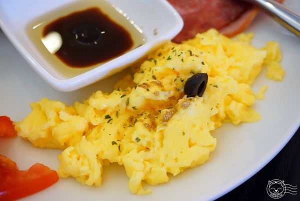 ※ 隔壁 Next Door Cafe ※【星羽愛美食-台中西區】吸睛玻璃屋綠化建築，餐點精緻CP值頗高-Next Door Cafe