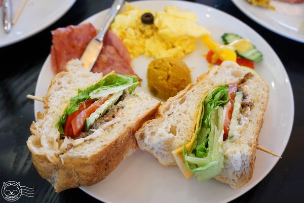 ※ 隔壁 Next Door Cafe ※【星羽愛美食-台中西區】吸睛玻璃屋綠化建築，餐點精緻CP值頗高-Next Door Cafe