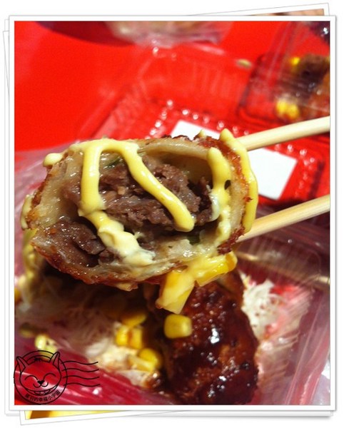 ※ 起士家族 ※【星羽是吃貨-台中旱溪夜市】現炸好吃多變起司捲，起司撲嚕嚕的流出來了!!~-起士家族
