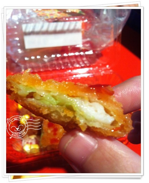 ※ 起士家族 ※【星羽是吃貨-台中旱溪夜市】現炸好吃多變起司捲，起司撲嚕嚕的流出來了!!~-起士家族