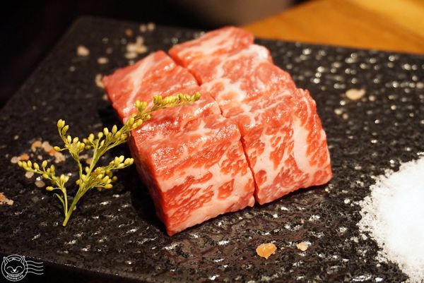 ※ 羊角BAR 炭燒和牛專門 ※【星羽是吃貨-台中】專人桌邊服務，法國白啤酒清爽好滋味-羊角BAR