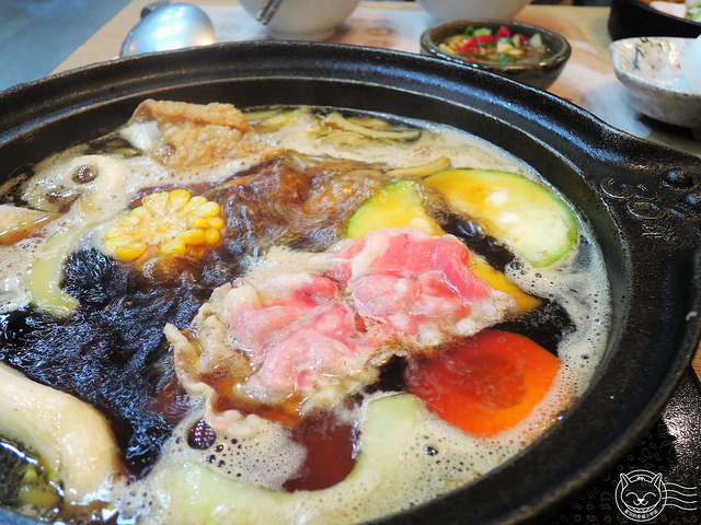 ※ 36計石頭小火鍋 ※【星羽愛美食-台中大里】擺滿桌爽度爆表的小火鍋-36計石頭小火鍋