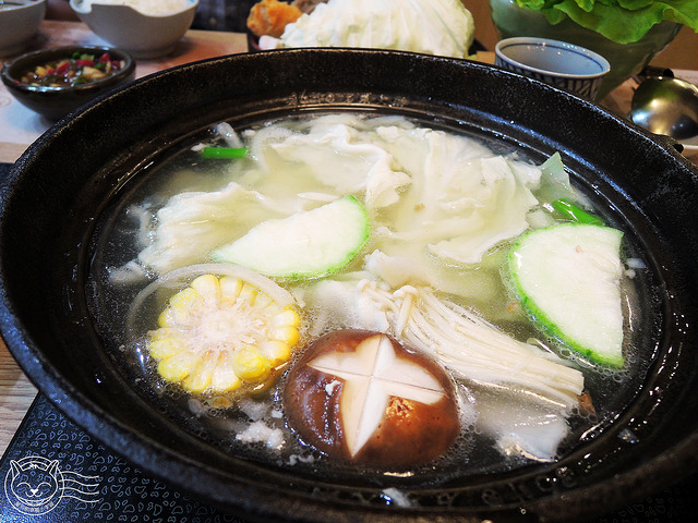 ※ 36計石頭小火鍋 ※【星羽愛美食-台中大里】擺滿桌爽度爆表的小火鍋-36計石頭小火鍋