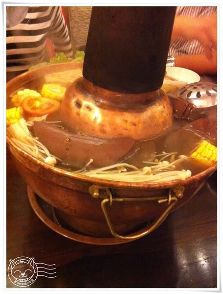 ※ 真北平涮羊肉 ※【星羽愛美食-台中】羊肉燒餅很好吃，但帶位和環境可再加強~-真北平涮羊肉