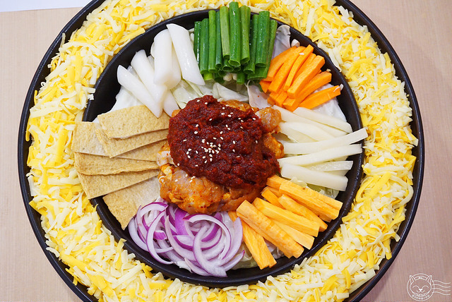 ※ OMAYA麻藥瘋雞(逢甲店) ※【星羽是吃貨-台中西屯】<沒關係，是愛情啊！>夠味春川炒雞排裹上超牽絲Q彈起司-OMAYA