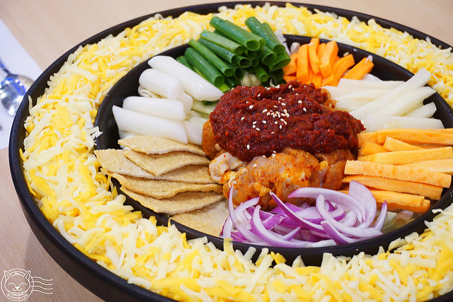 ※ OMAYA麻藥瘋雞(逢甲店) ※【星羽是吃貨-台中西屯】<沒關係，是愛情啊！>夠味春川炒雞排裹上超牽絲Q彈起司-OMAYA