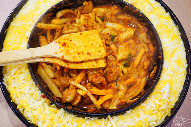 ※ OMAYA麻藥瘋雞(逢甲店) ※【星羽是吃貨-台中西屯】<沒關係，是愛情啊！>夠味春川炒雞排裹上超牽絲Q彈起司-OMAYA