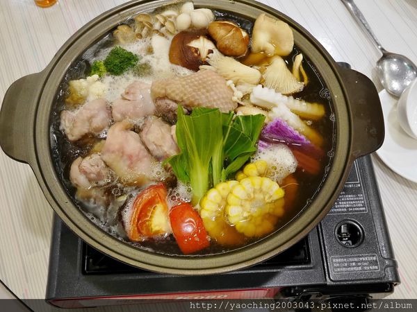 台北新店 大廚上菜，碧潭旁的特色菜餚，座望碧潭美景邊享受精緻菜餚，距離新店捷運走路約5分內