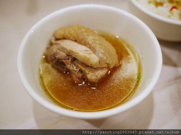 台北新店 大廚上菜，碧潭旁的特色菜餚，座望碧潭美景邊享受精緻菜餚，距離新店捷運走路約5分內