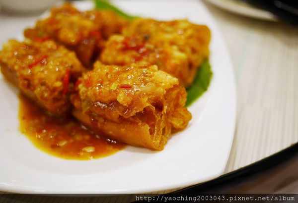 台北新店 大廚上菜，碧潭旁的特色菜餚，座望碧潭美景邊享受精緻菜餚，距離新店捷運走路約5分內