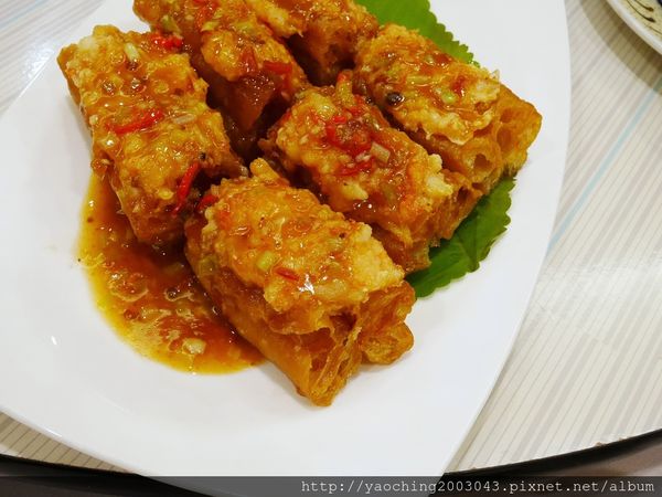 台北新店 大廚上菜，碧潭旁的特色菜餚，座望碧潭美景邊享受精緻菜餚，距離新店捷運走路約5分內