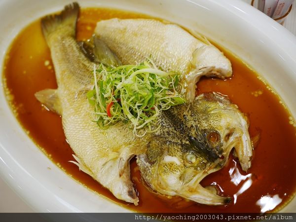 台北新店 大廚上菜，碧潭旁的特色菜餚，座望碧潭美景邊享受精緻菜餚，距離新店捷運走路約5分內