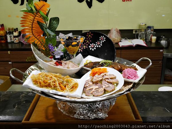 台北新店 大廚上菜，碧潭旁的特色菜餚，座望碧潭美景邊享受精緻菜餚，距離新店捷運走路約5分內