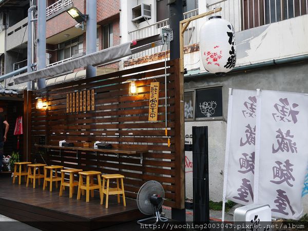 台中北區 痞客啡，位於一中商圈的二樓漸層飲品、咖啡鬆餅專賣店，現在打卡還送點心依來客數tag一人送一份，近一中西門町、中友百貨