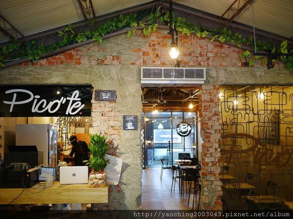 台中北區 痞客啡，位於一中商圈的二樓漸層飲品、咖啡鬆餅專賣店，現在打卡還送點心依來客數tag一人送一份，近一中西門町、中友百貨