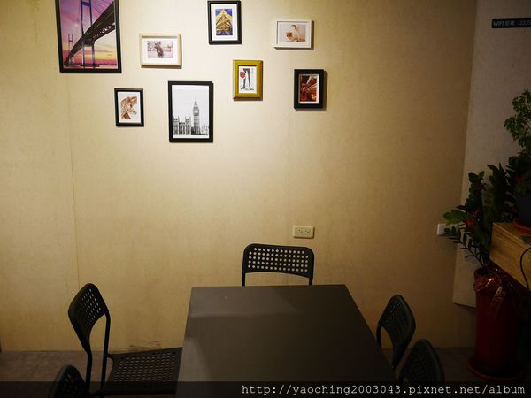 台中北區 痞客啡，位於一中商圈的二樓漸層飲品、咖啡鬆餅專賣店，現在打卡還送點心依來客數tag一人送一份，近一中西門町、中友百貨