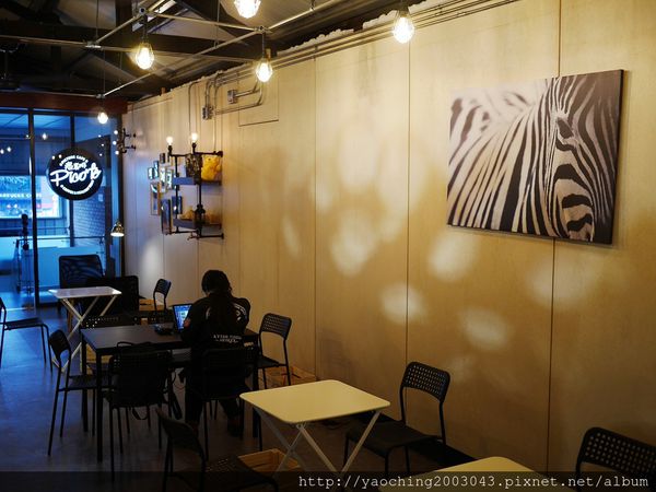 台中北區 痞客啡，位於一中商圈的二樓漸層飲品、咖啡鬆餅專賣店，現在打卡還送點心依來客數tag一人送一份，近一中西門町、中友百貨