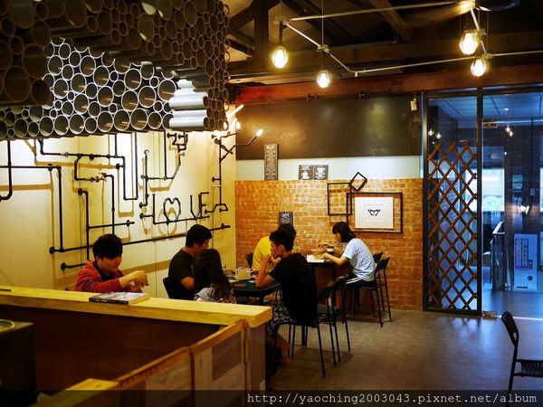 台中北區 痞客啡，位於一中商圈的二樓漸層飲品、咖啡鬆餅專賣店，現在打卡還送點心依來客數tag一人送一份，近一中西門町、中友百貨