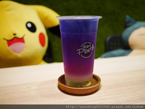 台中北區 痞客啡，位於一中商圈的二樓漸層飲品、咖啡鬆餅專賣店，現在打卡還送點心依來客數tag一人送一份，近一中西門町、中友百貨