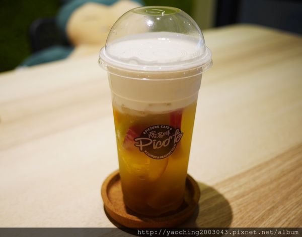 台中北區 痞客啡，位於一中商圈的二樓漸層飲品、咖啡鬆餅專賣店，現在打卡還送點心依來客數tag一人送一份，近一中西門町、中友百貨