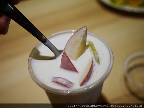 台中北區 痞客啡，位於一中商圈的二樓漸層飲品、咖啡鬆餅專賣店，現在打卡還送點心依來客數tag一人送一份，近一中西門町、中友百貨