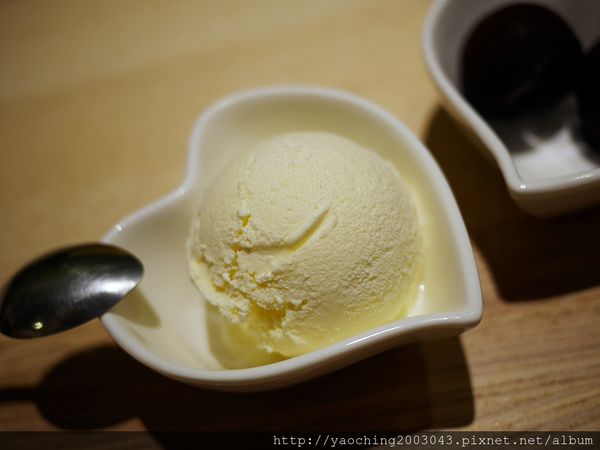 台中北區 痞客啡，位於一中商圈的二樓漸層飲品、咖啡鬆餅專賣店，現在打卡還送點心依來客數tag一人送一份，近一中西門町、中友百貨