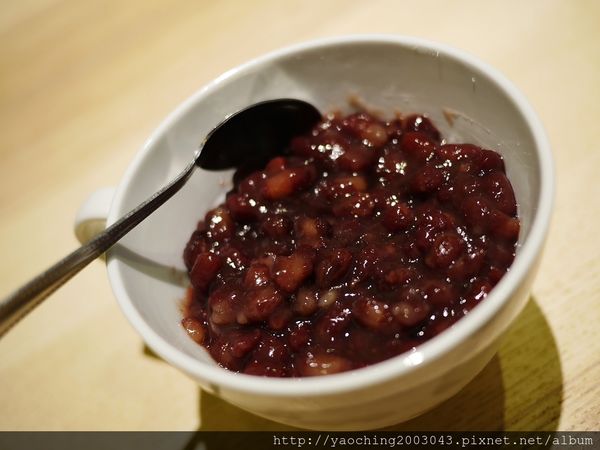 台中北區 痞客啡，位於一中商圈的二樓漸層飲品、咖啡鬆餅專賣店，現在打卡還送點心依來客數tag一人送一份，近一中西門町、中友百貨
