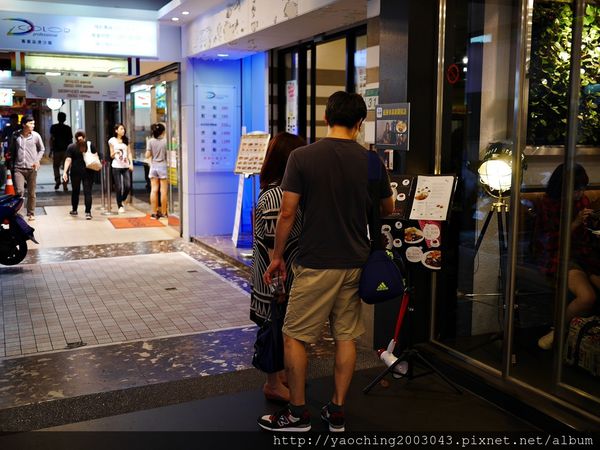 台北中正 瓦法奇朵北車店，平價近人的安格斯牛肉麵只要99，爐烤雪花牛、鬆餅甜甜圈甜鹹食應有盡有