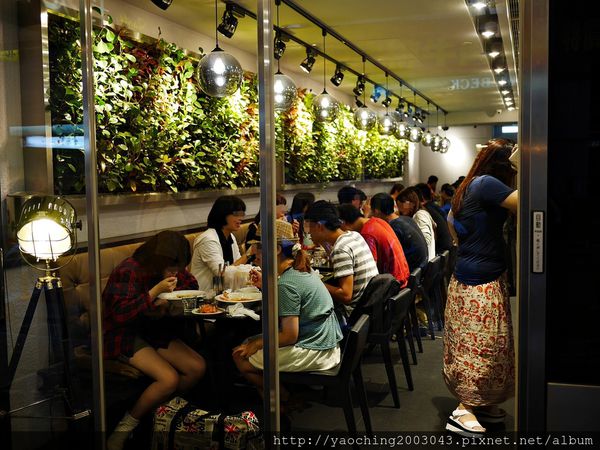 台北中正 瓦法奇朵北車店，平價近人的安格斯牛肉麵只要99，爐烤雪花牛、鬆餅甜甜圈甜鹹食應有盡有